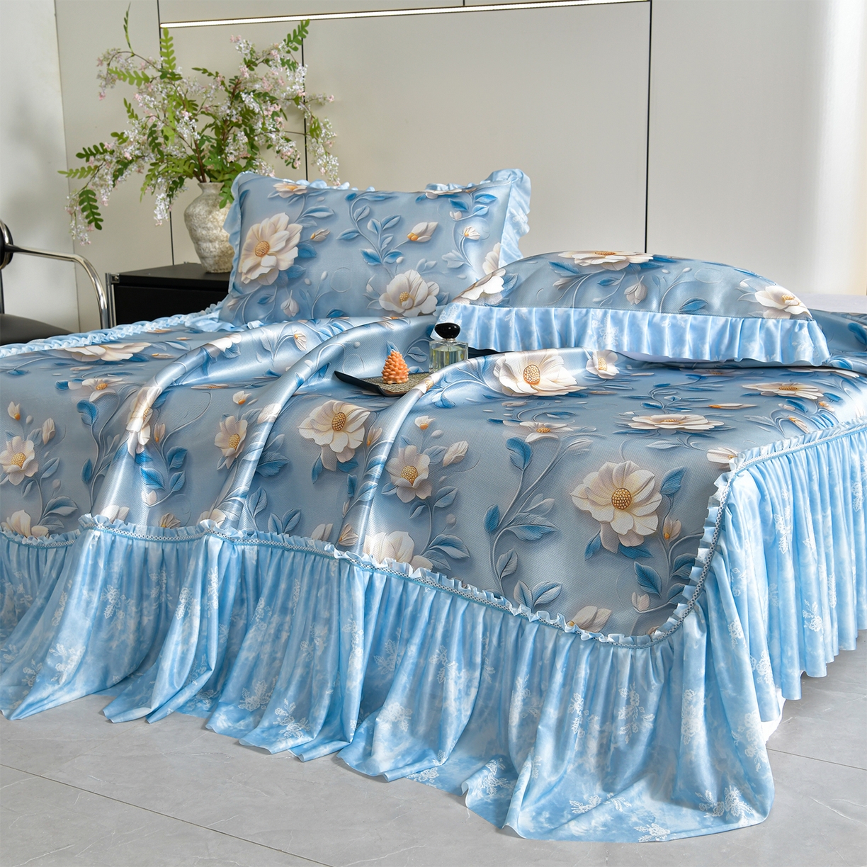 91家纺网 家纺一手货源 找家纺 畅畅家纺 2026春夏新款豆豆冰丝印花复合床裙款席子凉席三件套 栀子-蓝