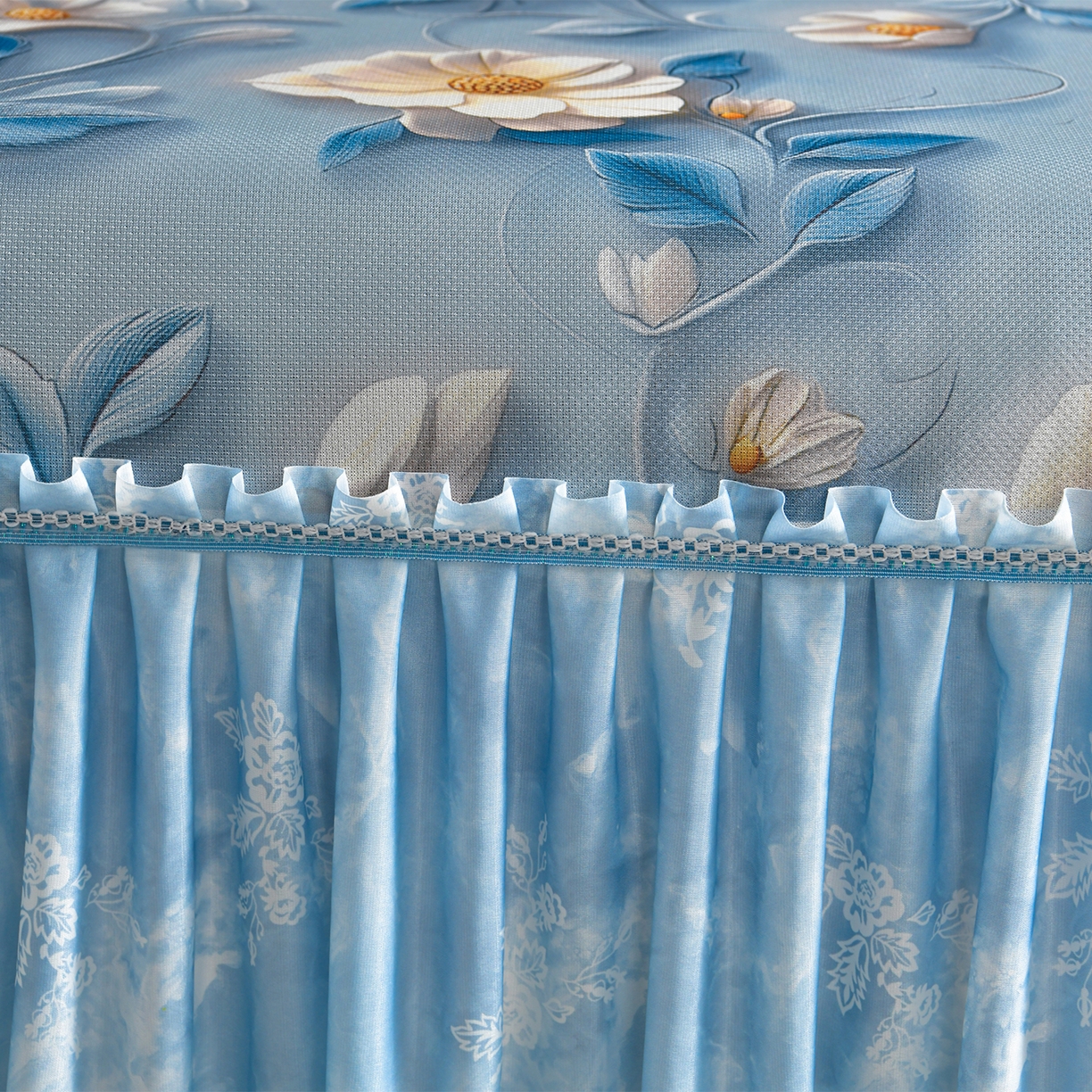 91家纺网 家纺一手货源 找家纺 畅畅家纺 2026春夏新款豆豆冰丝印花复合床裙款席子凉席三件套 栀子-蓝