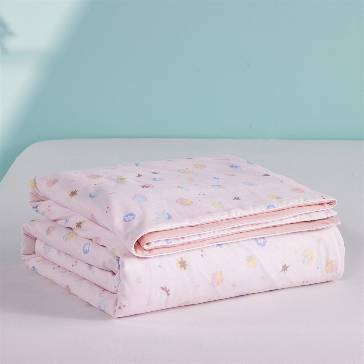 91家纺网 家纺一手货源 找家纺 瑞米家居 2026新款A类冰纱双感被夏被夏凉被空调被 草莓多多-粉