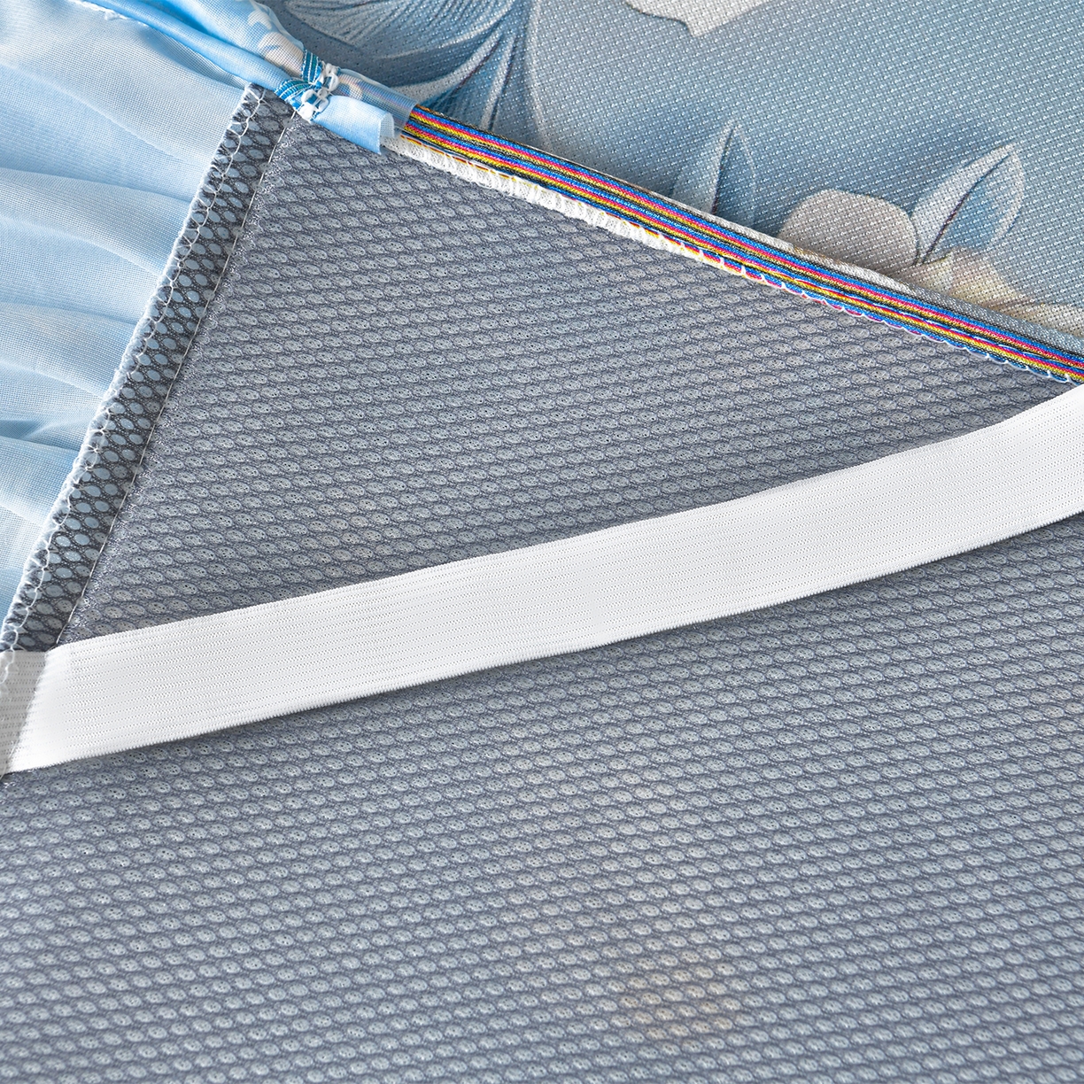 91家纺网 家纺一手货源 找家纺 畅畅家纺 2026春夏新款豆豆冰丝印花复合床裙款席子凉席三件套 栀子-蓝