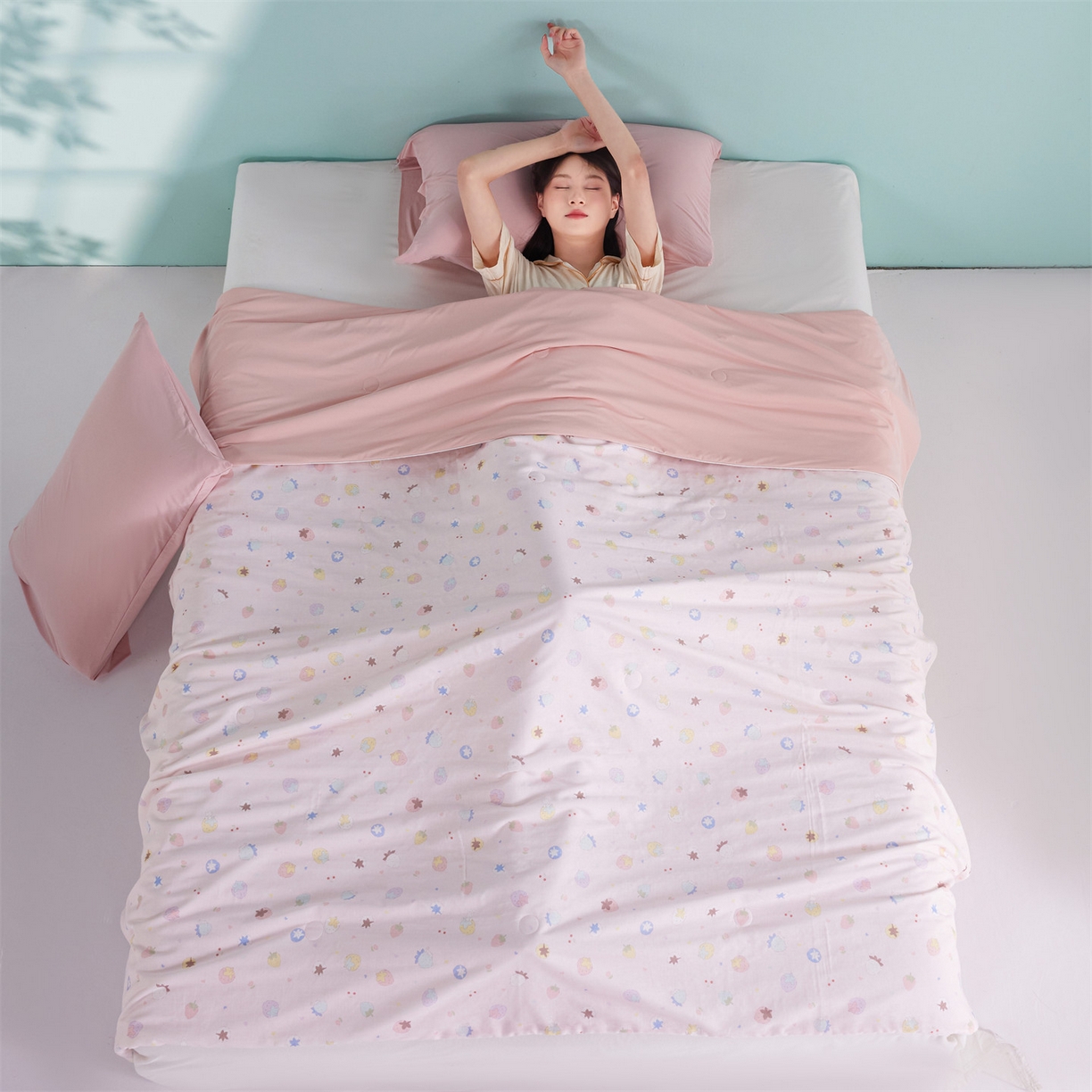 91家纺网 家纺一手货源 找家纺 瑞米家居 2026新款A类冰纱双感被夏被夏凉被空调被 草莓多多-粉