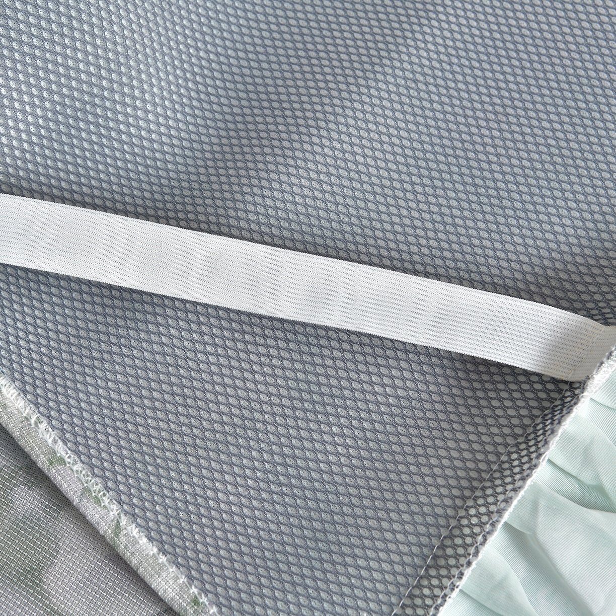 91家纺网 家纺一手货源 找家纺 畅畅家纺 2026春夏新款豆豆冰丝印花复合床裙款席子凉席三件套 柔梦-绿