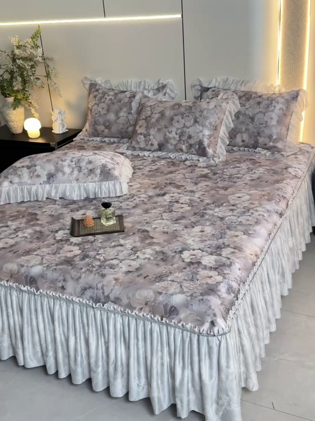 91家纺网 家纺一手货源 找家纺 畅畅家纺 2026春夏新款豆豆冰丝印花复合床裙款席子凉席三件套 柔梦-紫