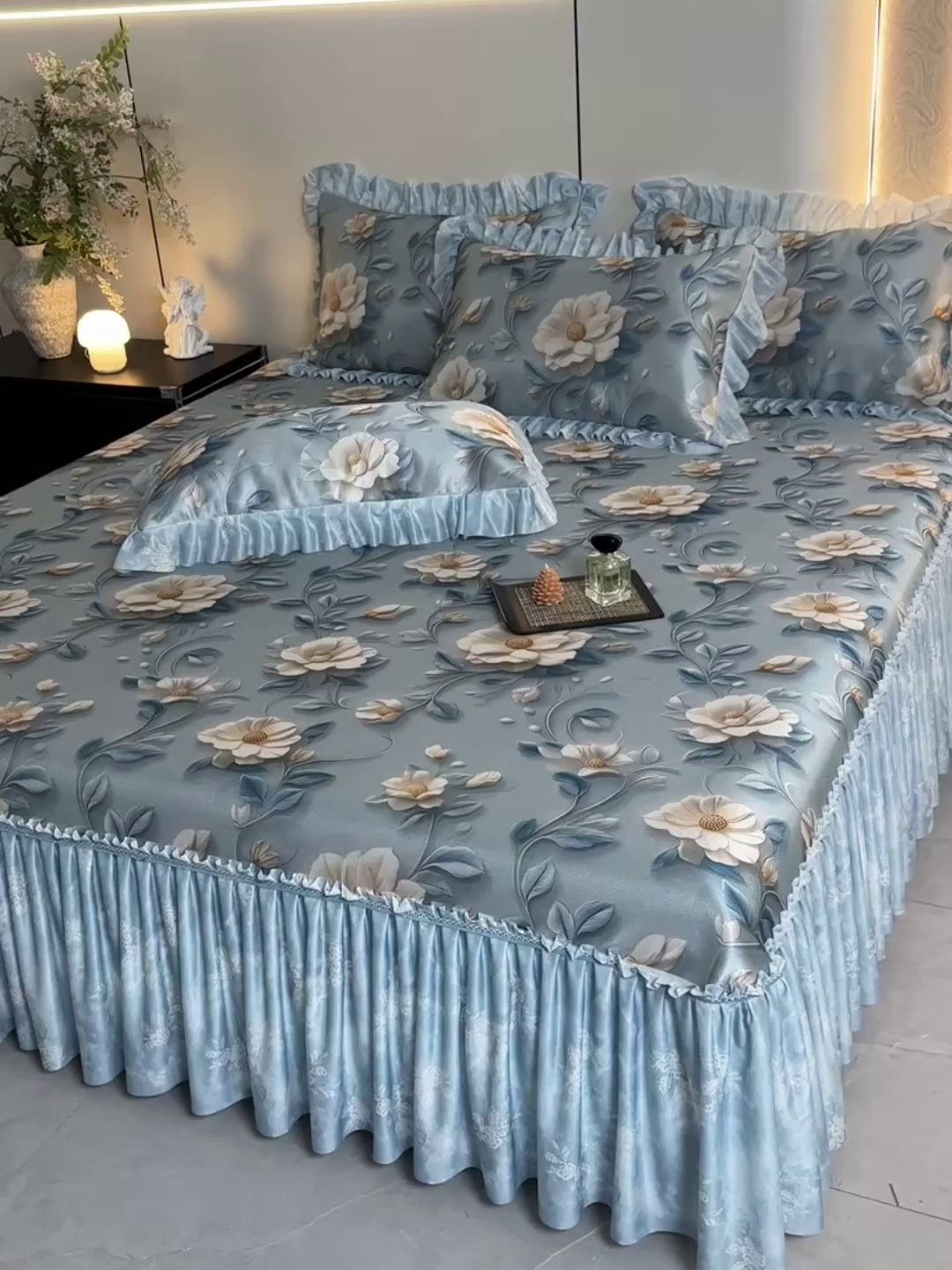 91家纺网 家纺一手货源 找家纺 畅畅家纺 2026春夏新款豆豆冰丝印花复合床裙款席子凉席三件套 栀子-蓝