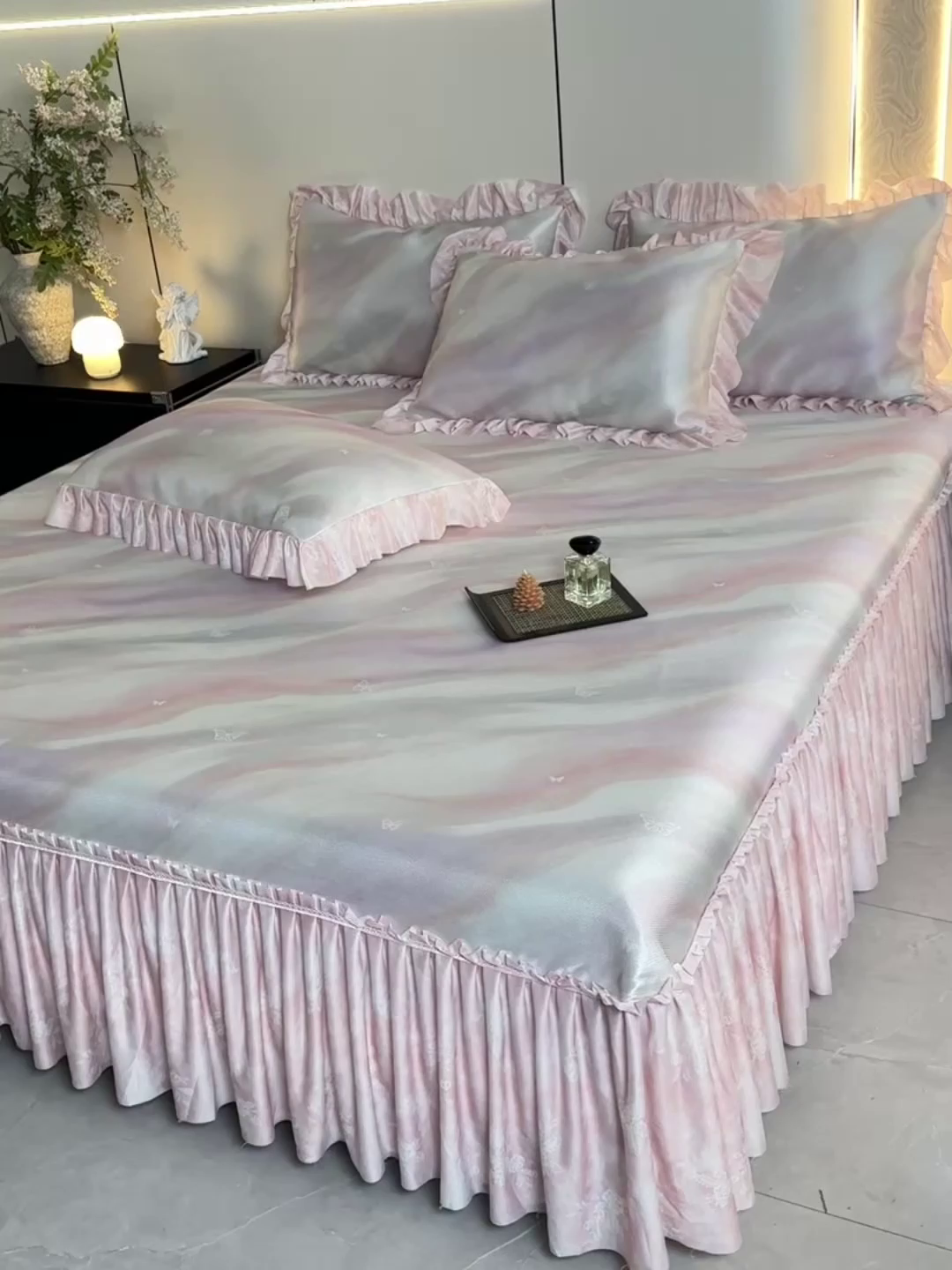 91家纺网 家纺一手货源 找家纺 畅畅家纺 2026春夏新款豆豆冰丝印花复合床裙款席子凉席三件套 炫彩-粉