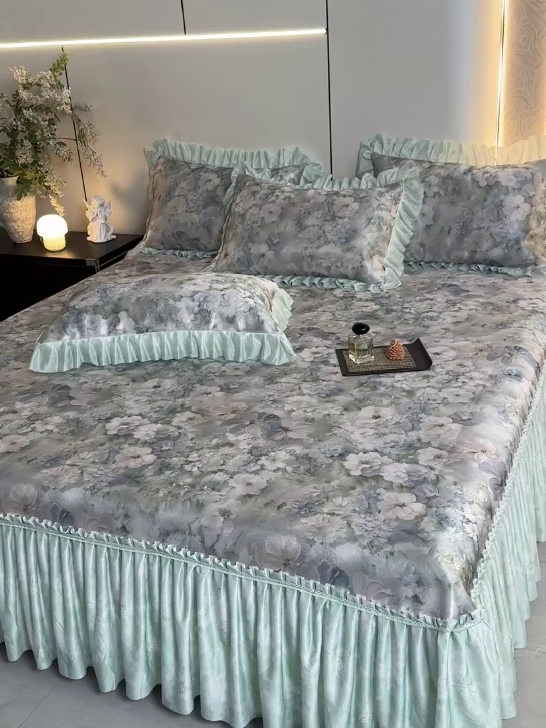 91家纺网 家纺一手货源 找家纺 畅畅家纺 2026春夏新款豆豆冰丝印花复合床裙款席子凉席三件套 柔梦-绿