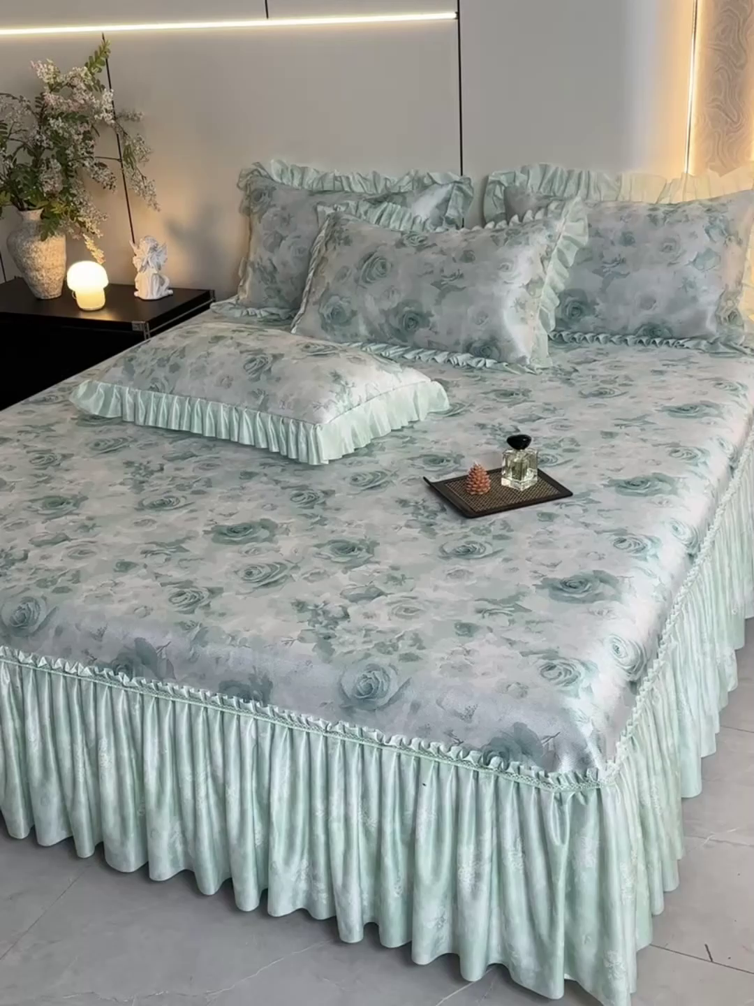 91家纺网 家纺一手货源 找家纺 畅畅家纺 2026春夏新款豆豆冰丝印花复合床裙款席子凉席三件套 花语-绿