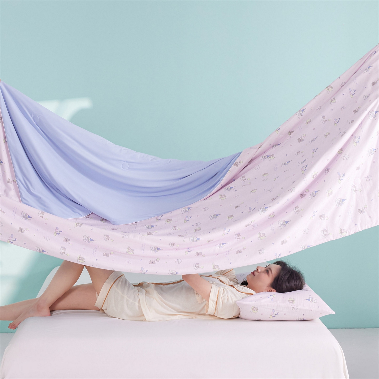 91家纺网 家纺一手货源 找家纺 瑞米家居 2026新款A类冰纱双感被夏被夏凉被空调被 熊堡秘境-粉