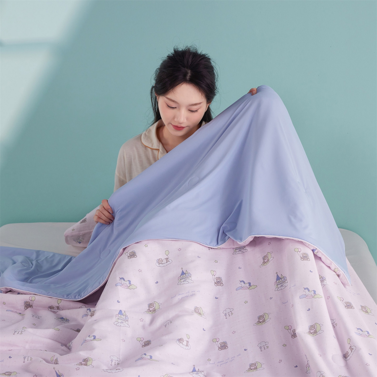 91家纺网 家纺一手货源 找家纺 瑞米家居 2026新款A类冰纱双感被夏被夏凉被空调被 熊堡秘境-粉