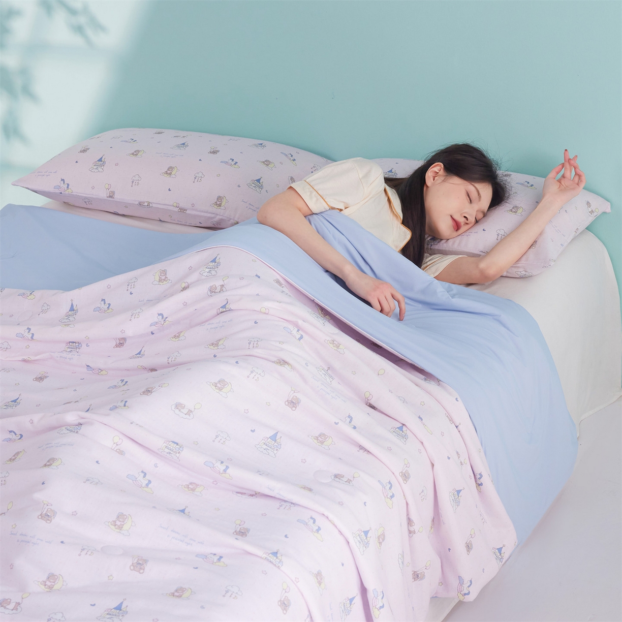 91家纺网 家纺一手货源 找家纺 瑞米家居 2026新款A类冰纱双感被夏被夏凉被空调被 熊堡秘境-粉