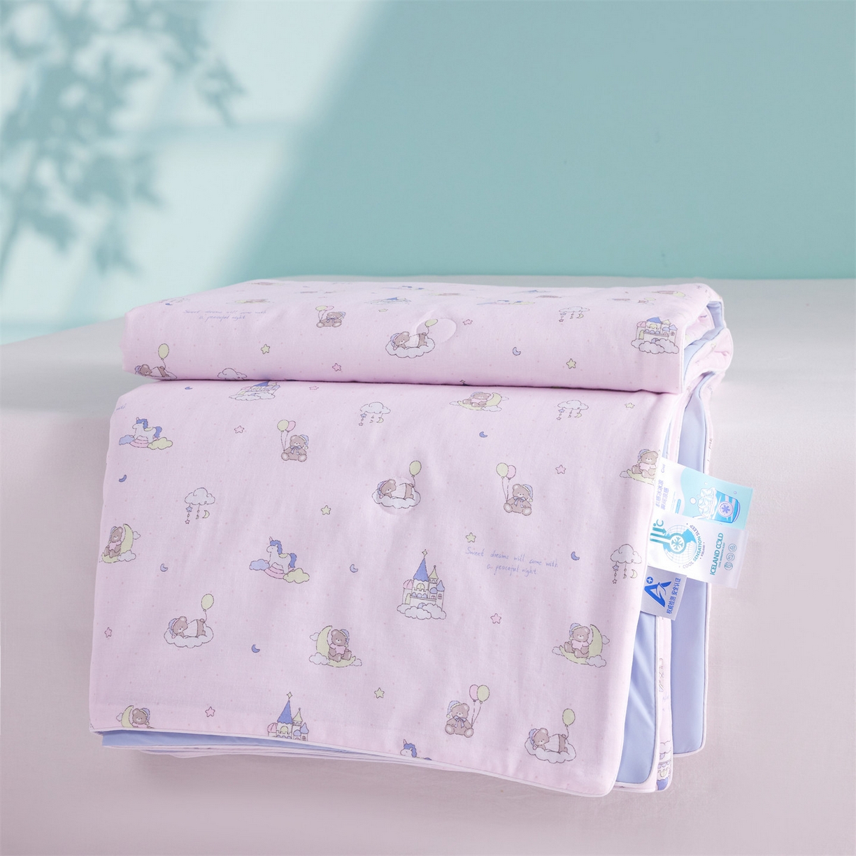 91家纺网 家纺一手货源 找家纺 瑞米家居 2026新款A类冰纱双感被夏被夏凉被空调被 熊堡秘境-粉