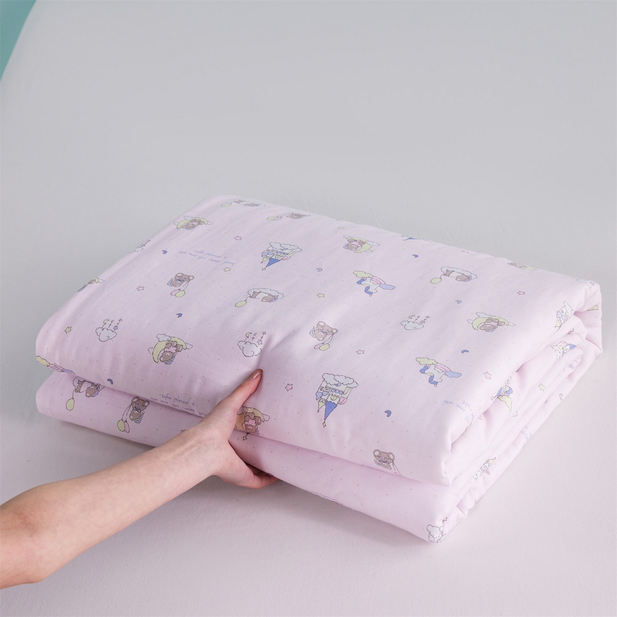 91家纺网 家纺一手货源 找家纺 瑞米家居 2026新款A类冰纱双感被夏被夏凉被空调被 熊堡秘境-粉