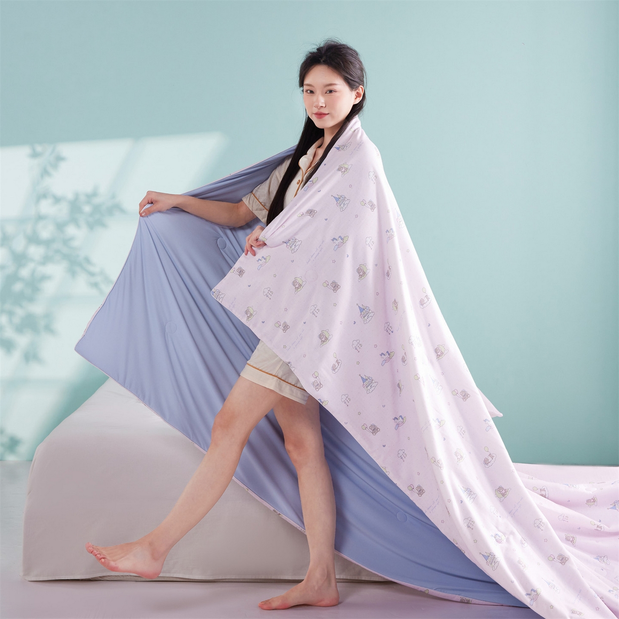 91家纺网 家纺一手货源 找家纺 瑞米家居 2026新款A类冰纱双感被夏被夏凉被空调被 熊堡秘境-粉