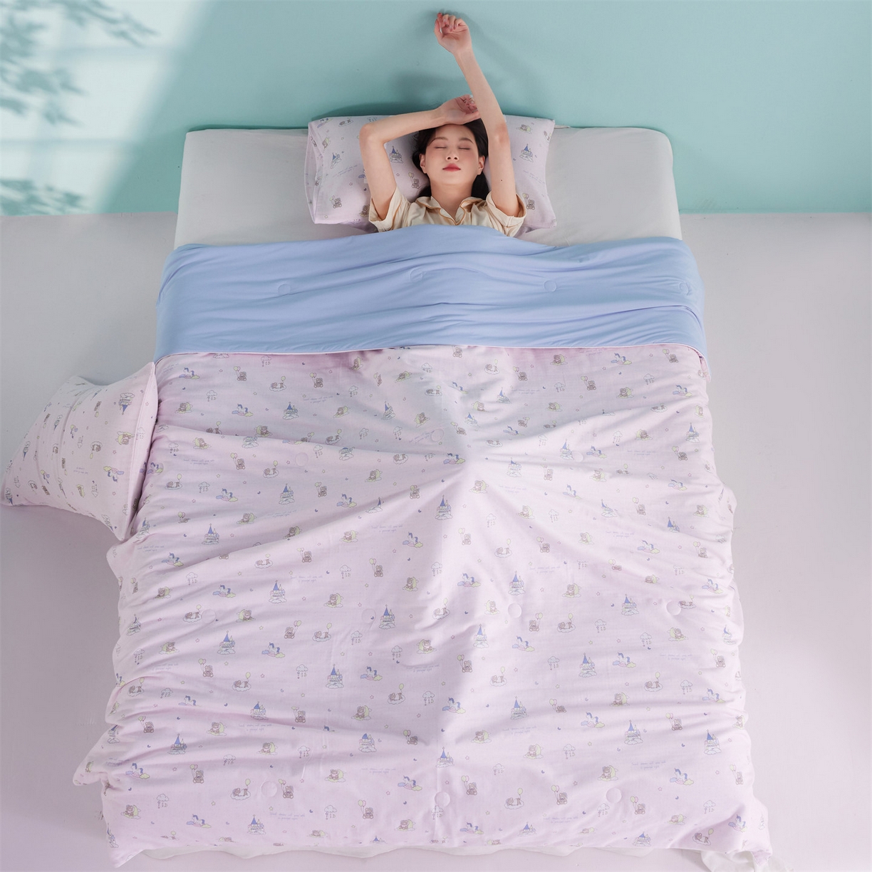 91家纺网 家纺一手货源 找家纺 瑞米家居 2026新款A类冰纱双感被夏被夏凉被空调被 熊堡秘境-粉