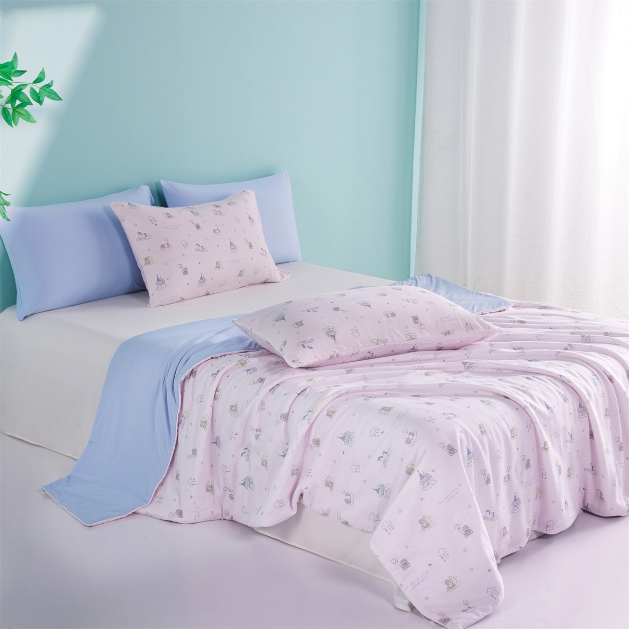 91家纺网 家纺一手货源 找家纺 瑞米家居 2026新款A类冰纱双感被夏被夏凉被空调被 熊堡秘境-粉