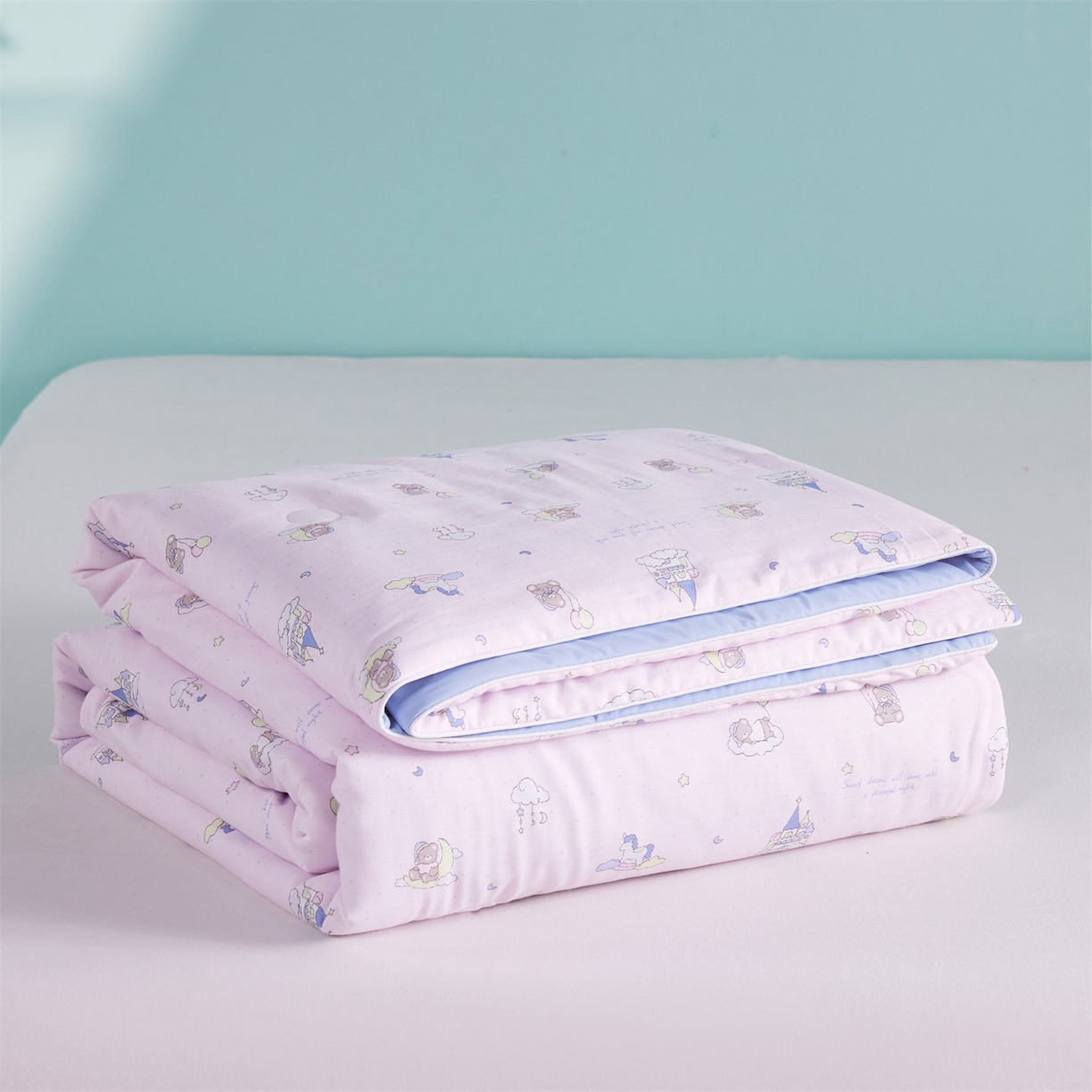 91家纺网 家纺一手货源 找家纺 瑞米家居 2026新款A类冰纱双感被夏被夏凉被空调被 熊堡秘境-粉