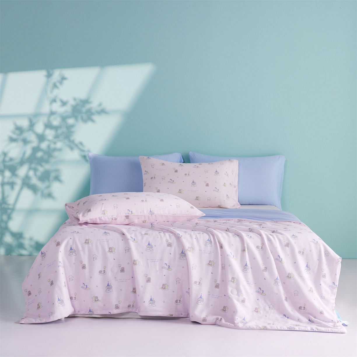 91家纺网 家纺一手货源 找家纺 瑞米家居 2026新款A类冰纱双感被夏被夏凉被空调被 熊堡秘境-粉