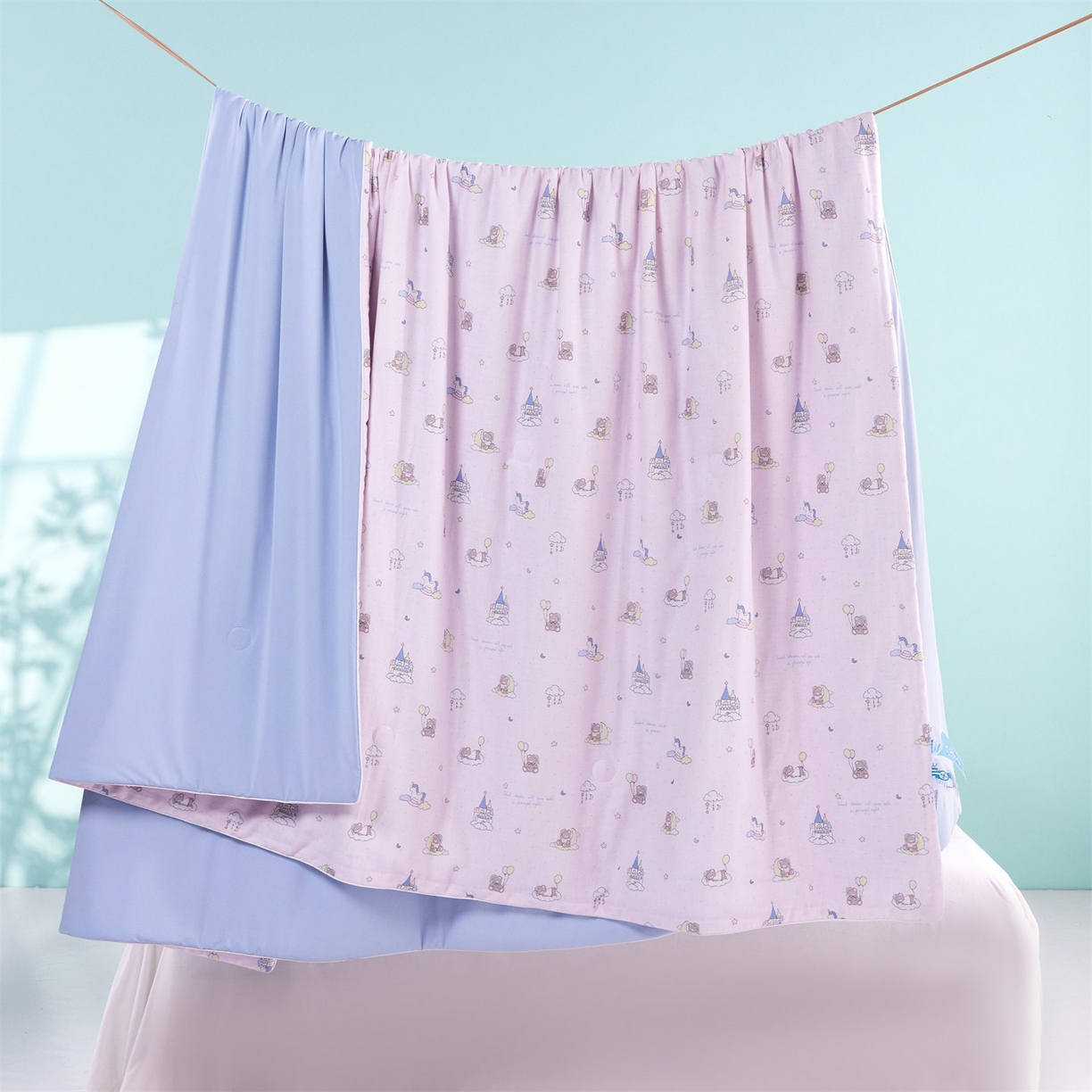 91家纺网 家纺一手货源 找家纺 瑞米家居 2026新款A类冰纱双感被夏被夏凉被空调被 熊堡秘境-粉