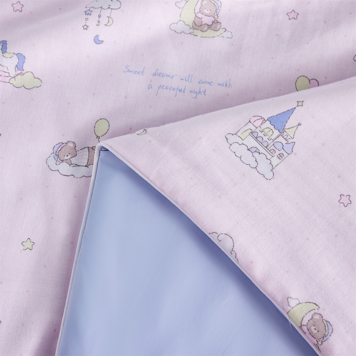 91家纺网 家纺一手货源 找家纺 瑞米家居 2026新款A类冰纱双感被夏被夏凉被空调被 熊堡秘境-粉