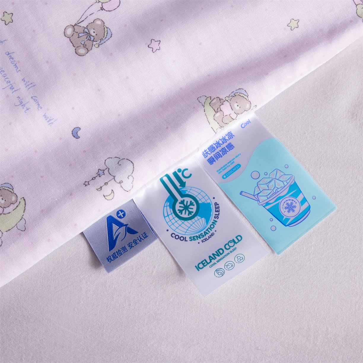 91家纺网 家纺一手货源 找家纺 瑞米家居 2026新款A类冰纱双感被夏被夏凉被空调被 熊堡秘境-粉