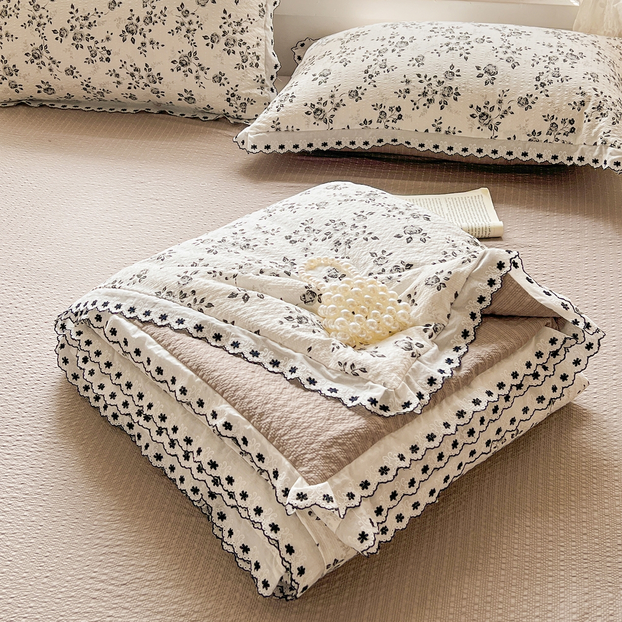 91家纺网 家纺一手货源 找家纺 恒尚居 2026新款A类泡芙纱花边夏被夏凉被空调被四套件 【黑玫瑰】全棉花边