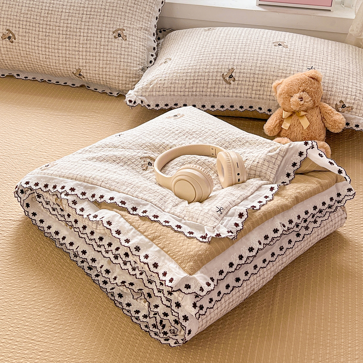 91家纺网 家纺一手货源 找家纺 恒尚居 2026新款A类泡芙纱花边夏被夏凉被空调被四套件 【细格木马】全棉花边