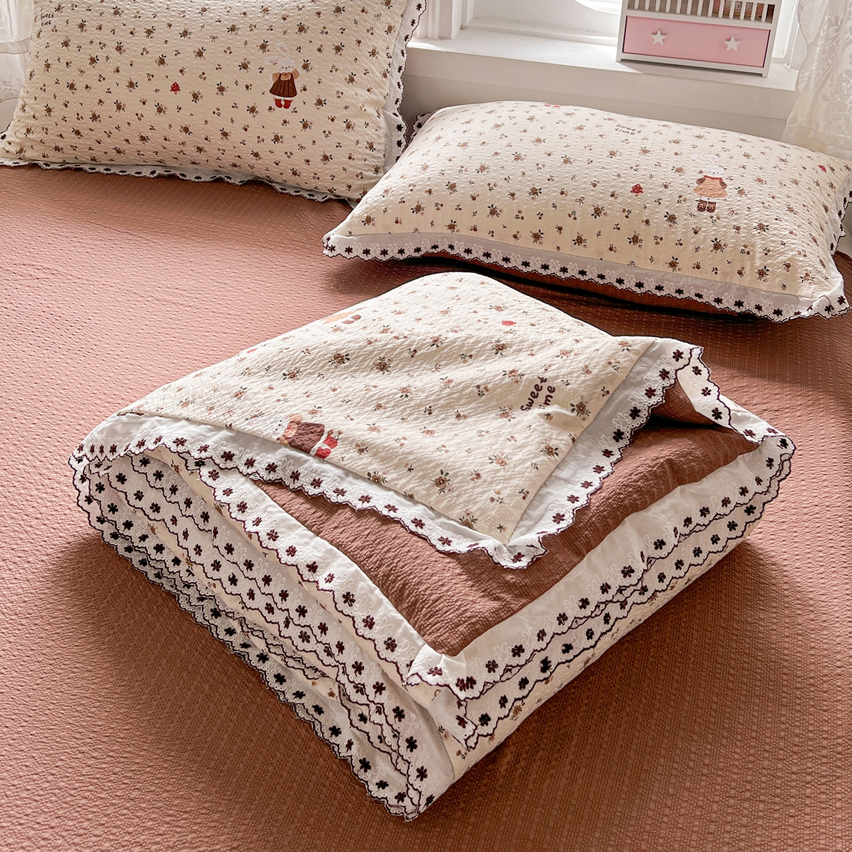 91家纺网 家纺一手货源 找家纺 恒尚居 2026新款A类泡芙纱花边夏被夏凉被空调被四套件 【花雨小兔】全棉花边