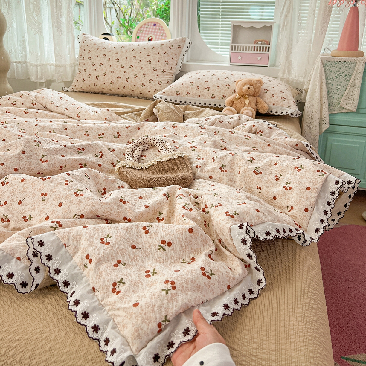 91家纺网 家纺一手货源 找家纺 恒尚居 2026新款A类泡芙纱花边夏被夏凉被空调被四套件 【满地樱桃】全棉花边