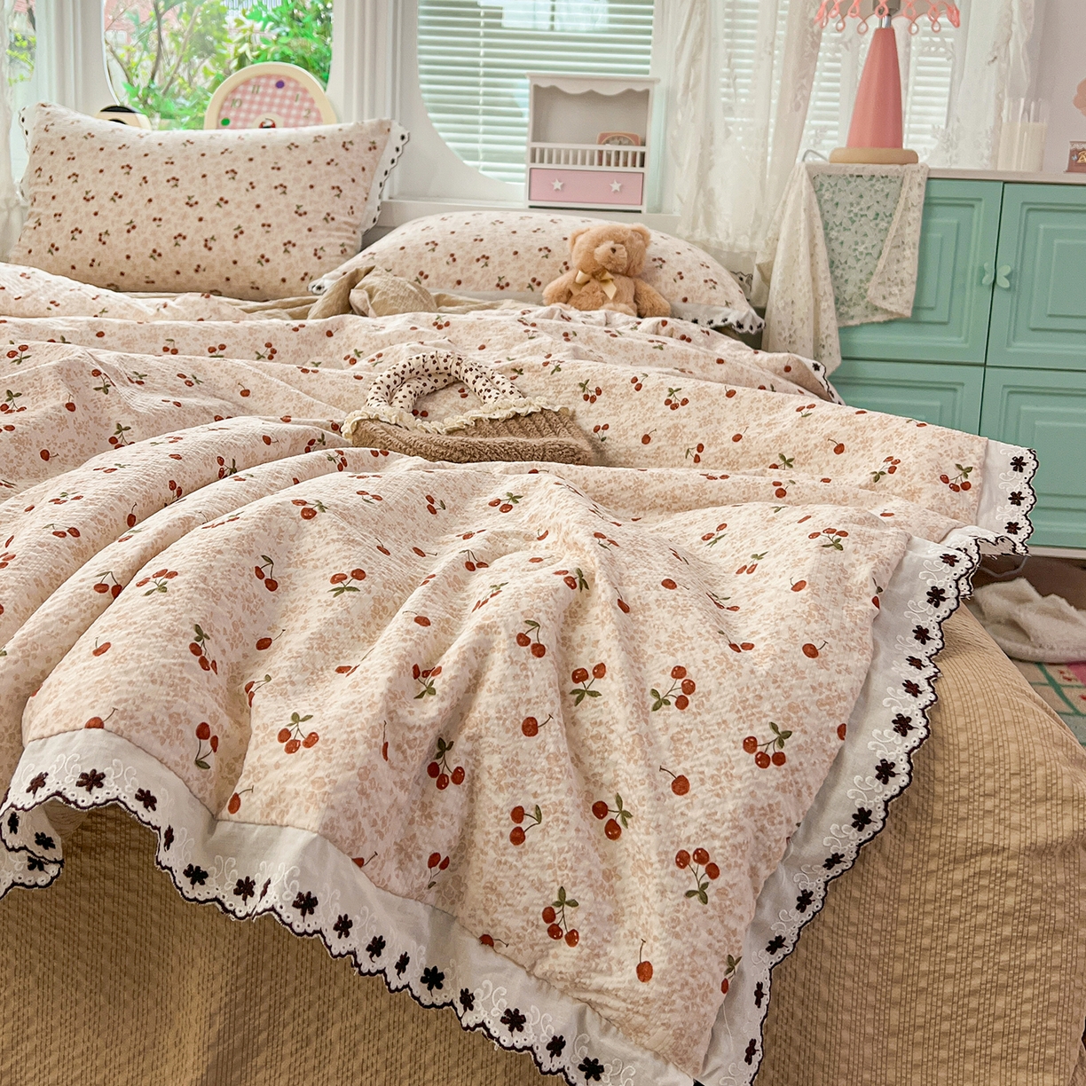 91家纺网 家纺一手货源 找家纺 恒尚居 2026新款A类泡芙纱花边夏被夏凉被空调被四套件 【满地樱桃】全棉花边