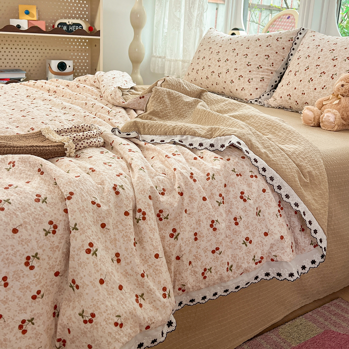 91家纺网 家纺一手货源 找家纺 恒尚居 2026新款A类泡芙纱花边夏被夏凉被空调被四套件 【满地樱桃】全棉花边