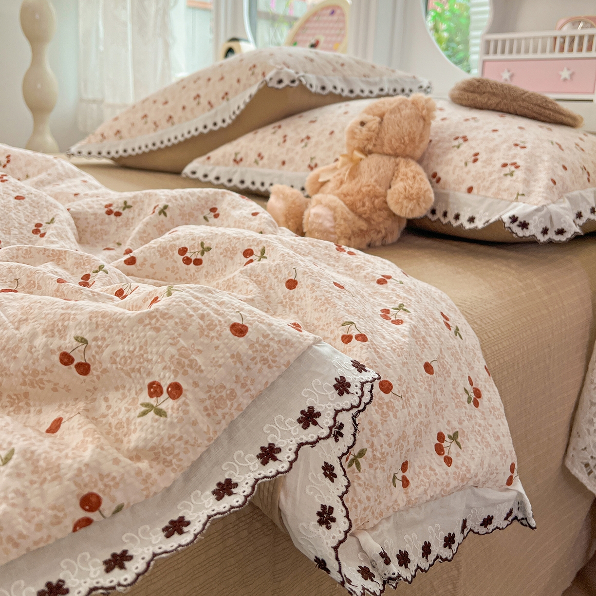 91家纺网 家纺一手货源 找家纺 恒尚居 2026新款A类泡芙纱花边夏被夏凉被空调被四套件 【满地樱桃】全棉花边