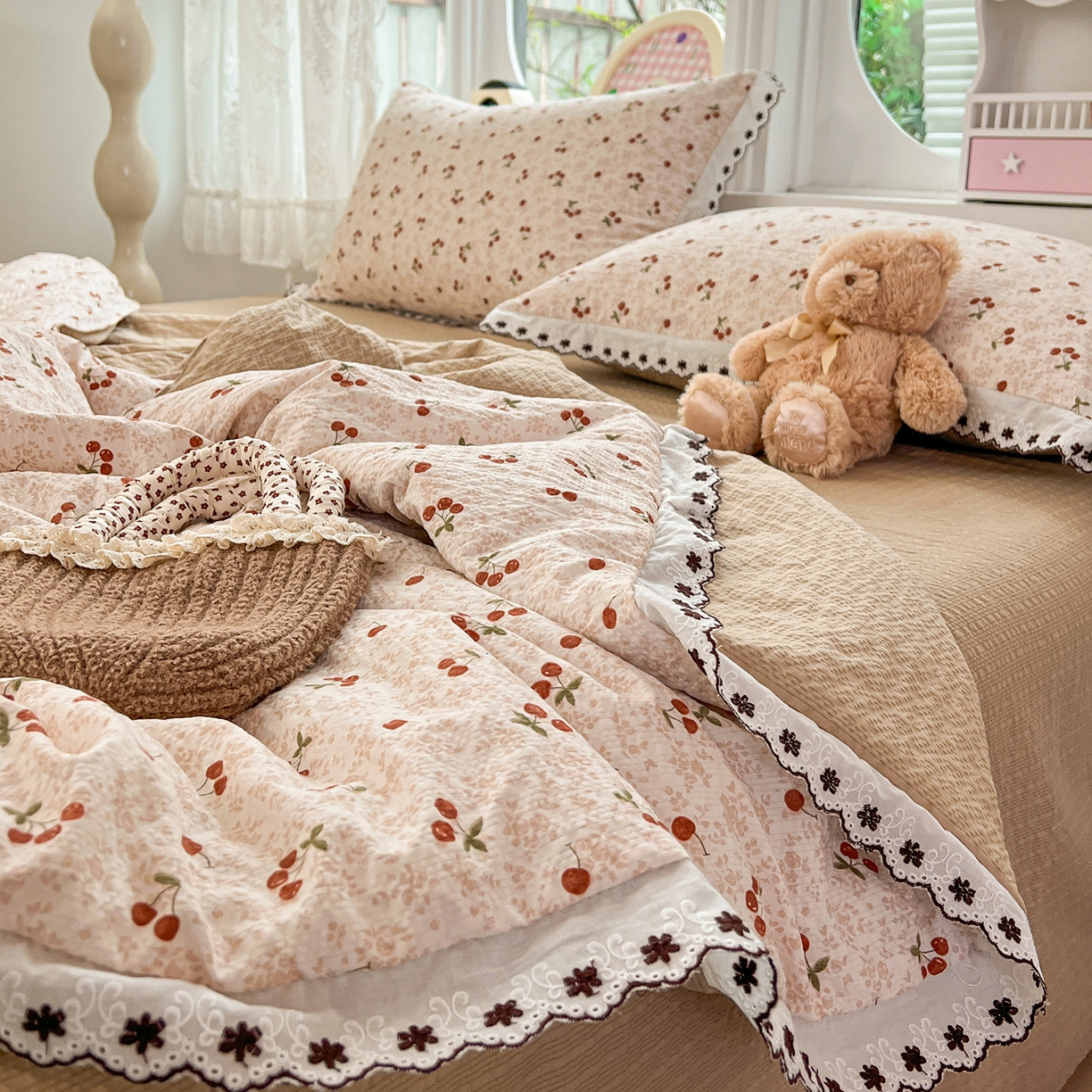 91家纺网 家纺一手货源 找家纺 恒尚居 2026新款A类泡芙纱花边夏被夏凉被空调被四套件 【满地樱桃】全棉花边