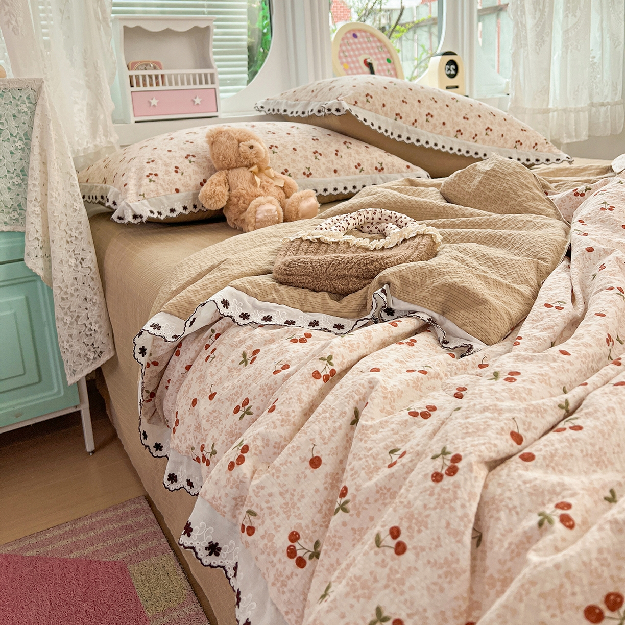 91家纺网 家纺一手货源 找家纺 恒尚居 2026新款A类泡芙纱花边夏被夏凉被空调被四套件 【满地樱桃】全棉花边