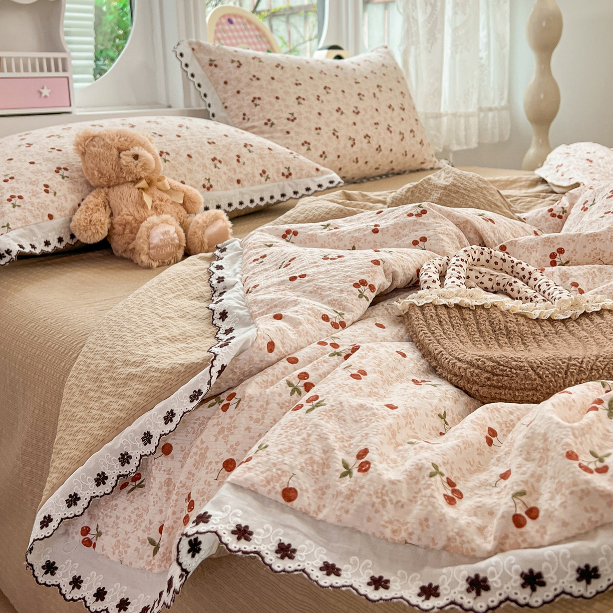 91家纺网 家纺一手货源 找家纺 恒尚居 2026新款A类泡芙纱花边夏被夏凉被空调被四套件 【满地樱桃】全棉花边