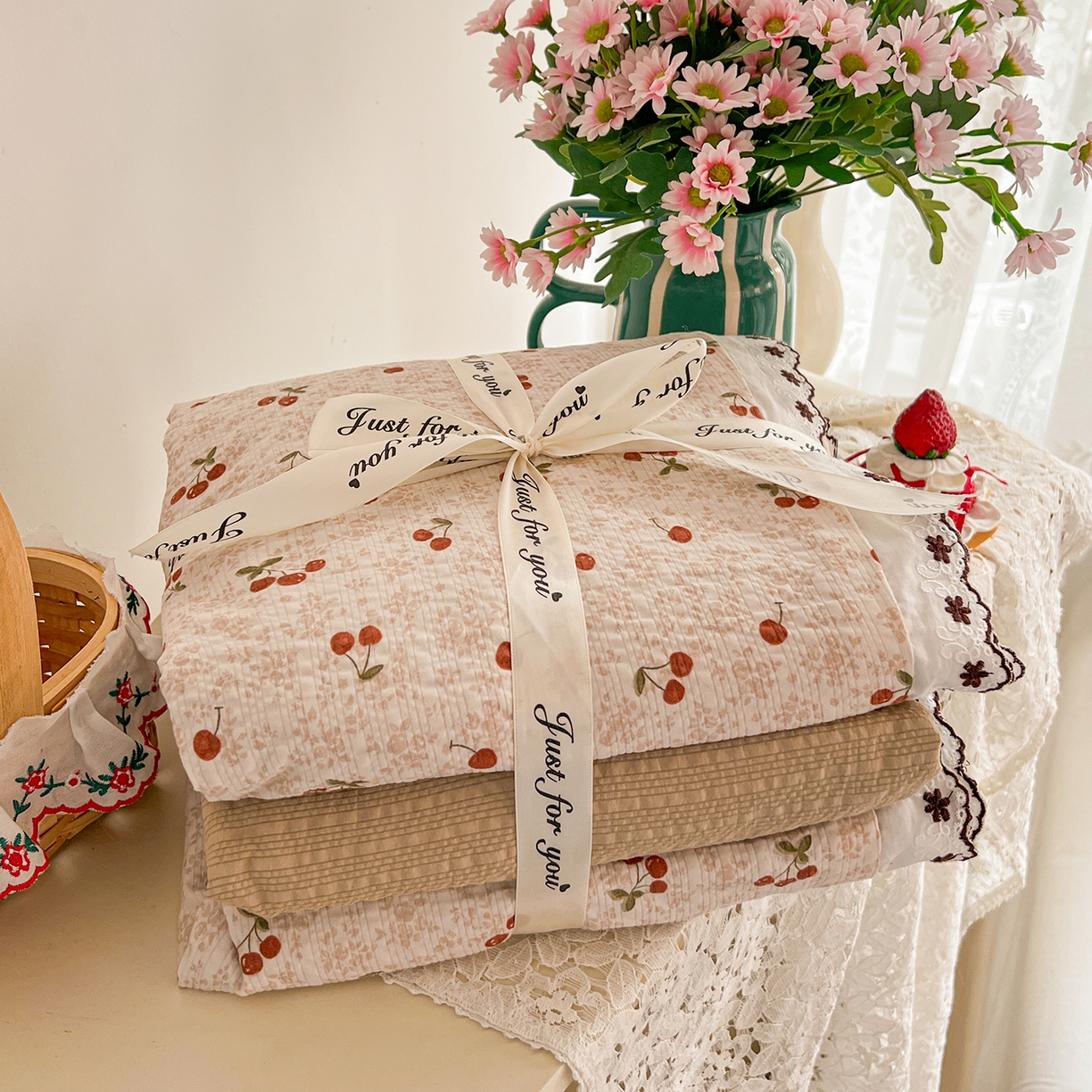 91家纺网 家纺一手货源 找家纺 恒尚居 2026新款A类泡芙纱花边夏被夏凉被空调被四套件 【满地樱桃】全棉花边