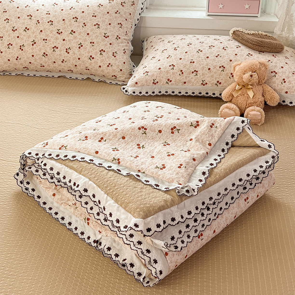 91家纺网 家纺一手货源 找家纺 恒尚居 2026新款A类泡芙纱花边夏被夏凉被空调被四套件 【满地樱桃】全棉花边