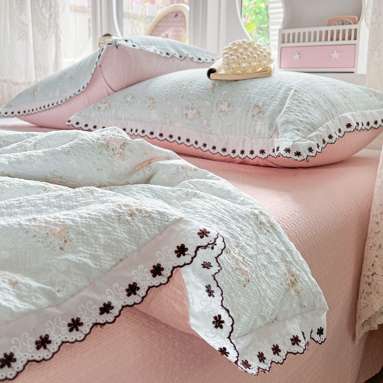 91家纺网 家纺一手货源 找家纺 恒尚居 2026新款A类泡芙纱花边夏被夏凉被空调被四套件 【清新粉玫瑰】全棉花边