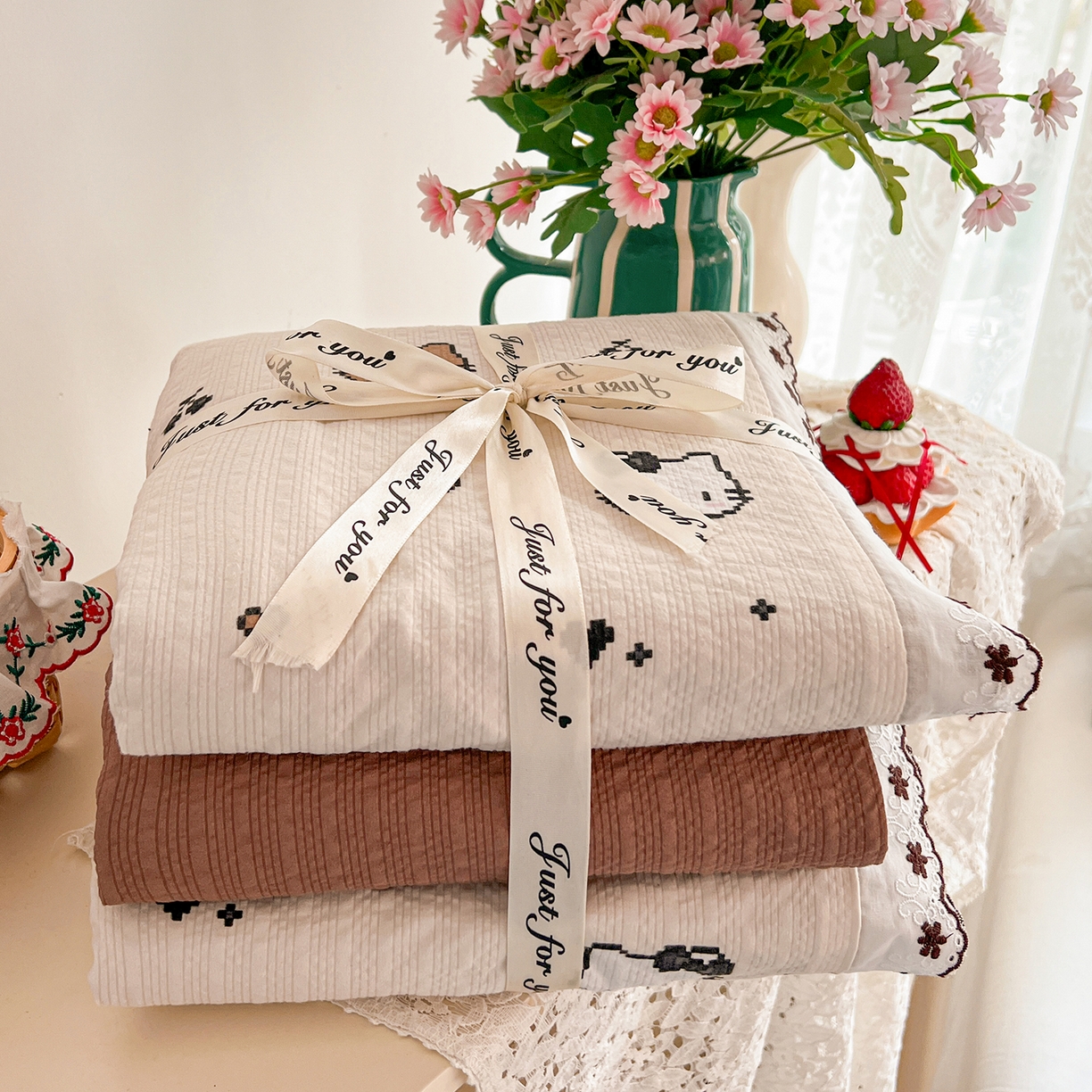 91家纺网 家纺一手货源 找家纺 恒尚居 2026新款A类泡芙纱花边夏被夏凉被空调被四套件 【甜妹小猫】全棉花边