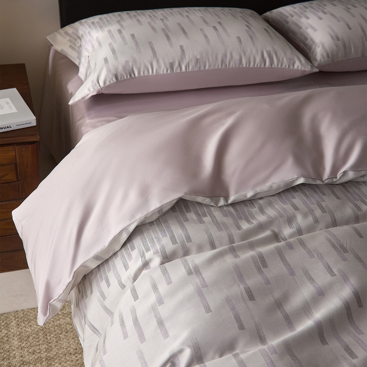 91家纺网 家纺一手货源 找家纺 ONE TWO ONE 121 【会员-20】 【控价商品】【提供买家秀】  2026新款100s50支长绒棉全棉床上用品色织提花四件套纽扣款 烟花时-紫