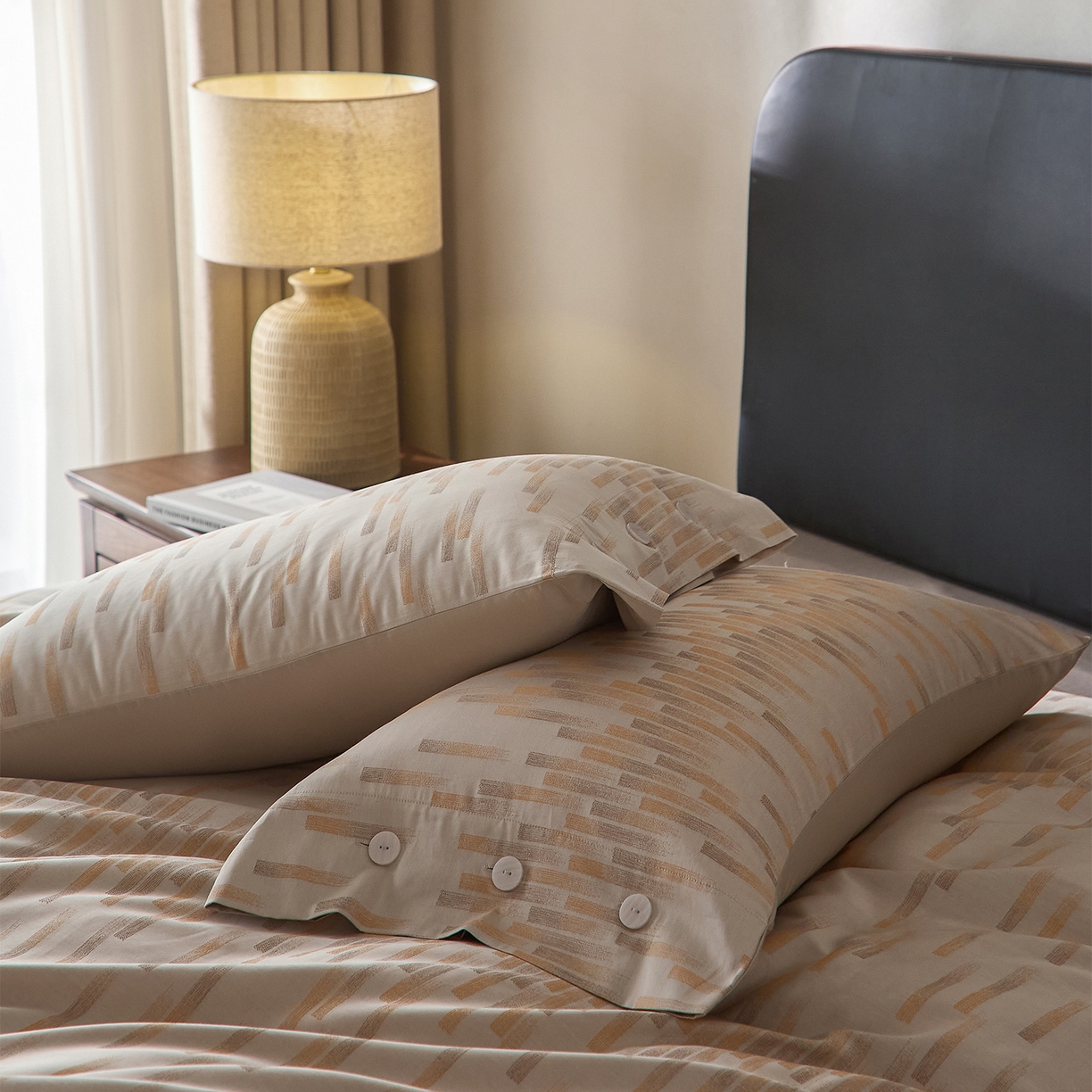 91家纺网 家纺一手货源 找家纺 ONE TWO ONE 121 【会员-20】 【控价商品】【提供买家秀】  2026新款100s50支长绒棉全棉床上用品色织提花四件套纽扣款 烟花时-橘