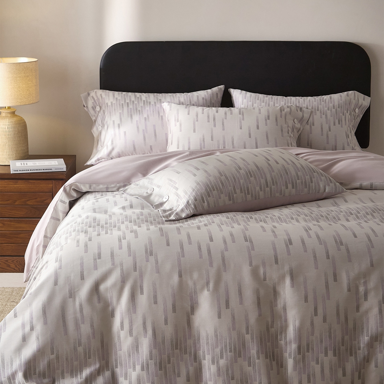 91家纺网 家纺一手货源 找家纺 ONE TWO ONE 121 【会员-20】 【控价商品】【提供买家秀】  2026新款100s50支长绒棉全棉床上用品色织提花四件套纽扣款 烟花时-紫