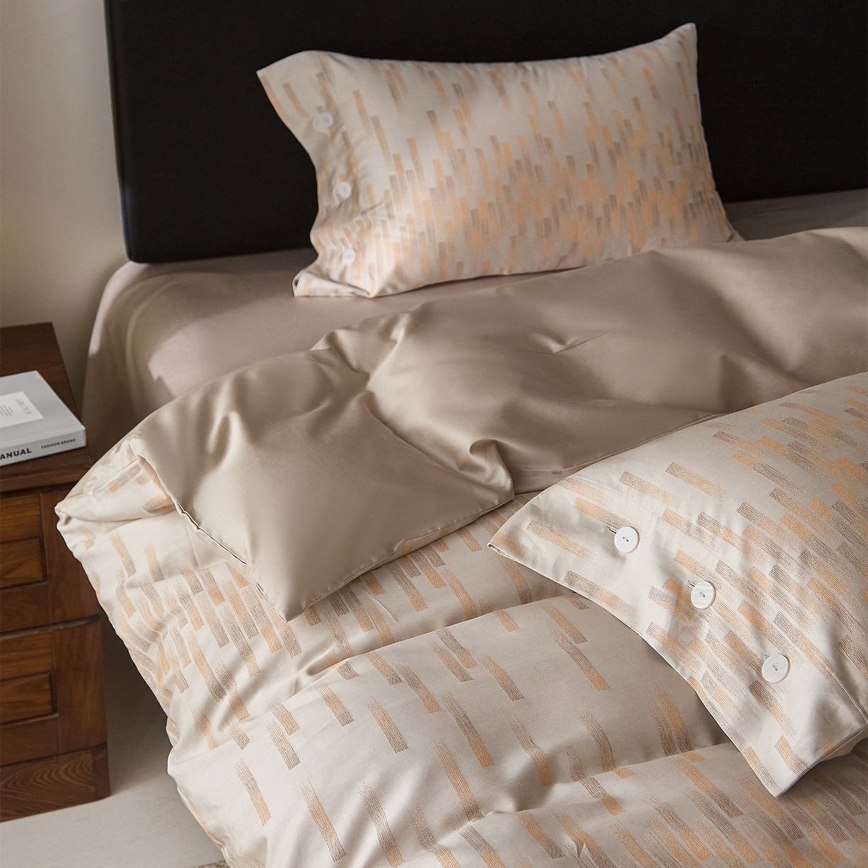 91家纺网 家纺一手货源 找家纺 ONE TWO ONE 121 【会员-20】 【控价商品】【提供买家秀】  2026新款100s50支长绒棉全棉床上用品色织提花四件套纽扣款 烟花时-橘