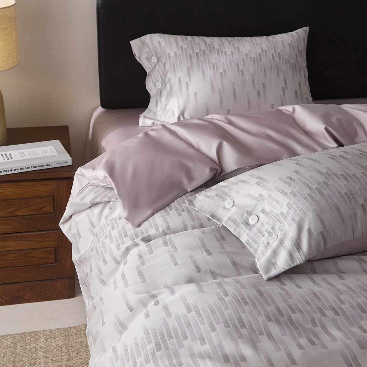 91家纺网 家纺一手货源 找家纺 ONE TWO ONE 121 【会员-20】 【控价商品】【提供买家秀】  2026新款100s50支长绒棉全棉床上用品色织提花四件套纽扣款 烟花时-紫