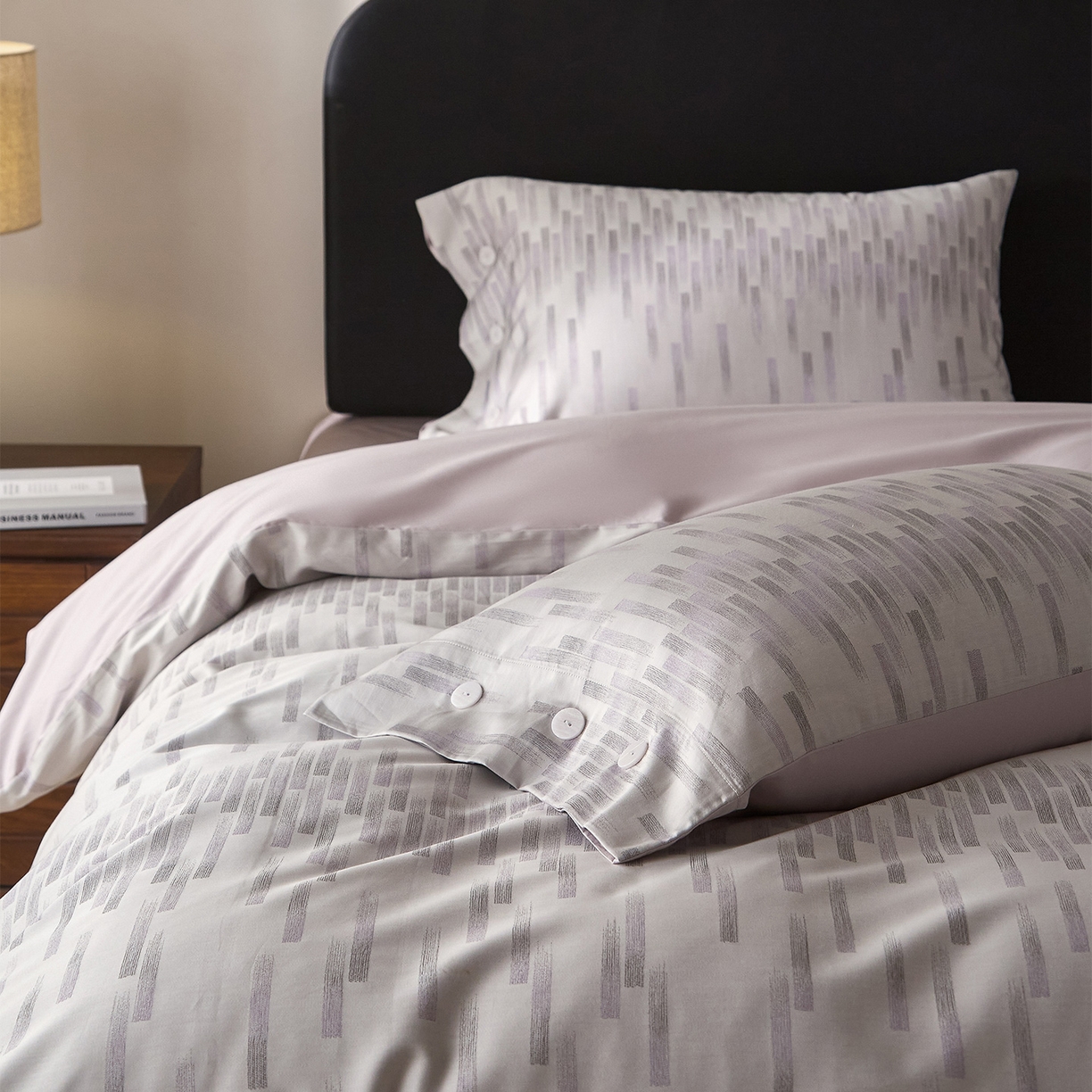 91家纺网 家纺一手货源 找家纺 ONE TWO ONE 121 【会员-20】 【控价商品】【提供买家秀】  2026新款100s50支长绒棉全棉床上用品色织提花四件套纽扣款 烟花时-紫