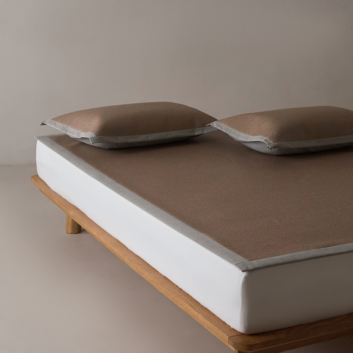 91家纺网 家纺一手货源 找家纺 JUICY 橘滋家纺 2026新款夏日高端簌凉藤席三件套 沉木咖