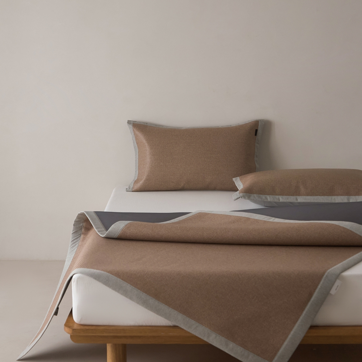 91家纺网 家纺一手货源 找家纺 JUICY 橘滋家纺 2026新款夏日高端簌凉藤席三件套 沉木咖