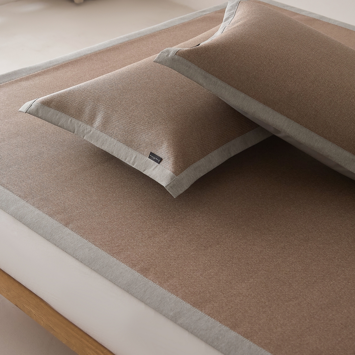 91家纺网 家纺一手货源 找家纺 JUICY 橘滋家纺 2026新款夏日高端簌凉藤席三件套 沉木咖