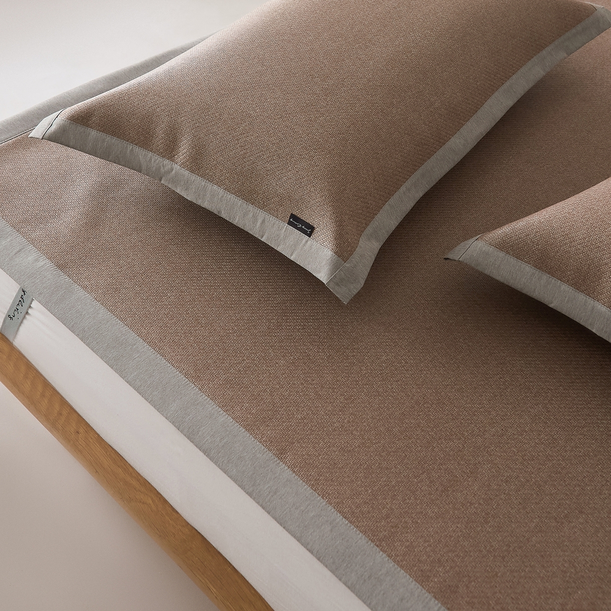 91家纺网 家纺一手货源 找家纺 JUICY 橘滋家纺 2026新款夏日高端簌凉藤席三件套 沉木咖