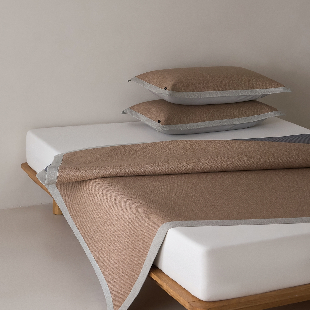 91家纺网 家纺一手货源 找家纺 JUICY 橘滋家纺 2026新款夏日高端簌凉藤席三件套 沉木咖