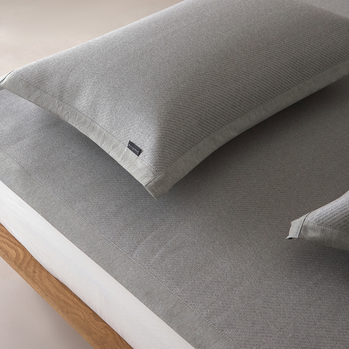 91家纺网 家纺一手货源 找家纺 JUICY 橘滋家纺 2026新款夏日高端簌凉藤席三件套 浅木灰